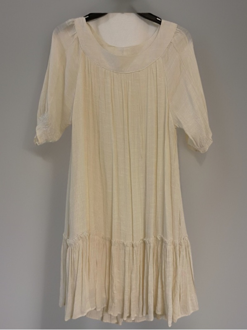 Umgee Cream Colored Sheath Dress. Stunning neckline. Tiered Bottom.Size Large EC